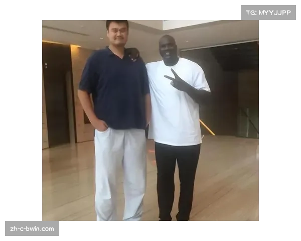 姚明2米26的身高犹如巨人站立犀牛旁奥尼尔变小鸟般渺小